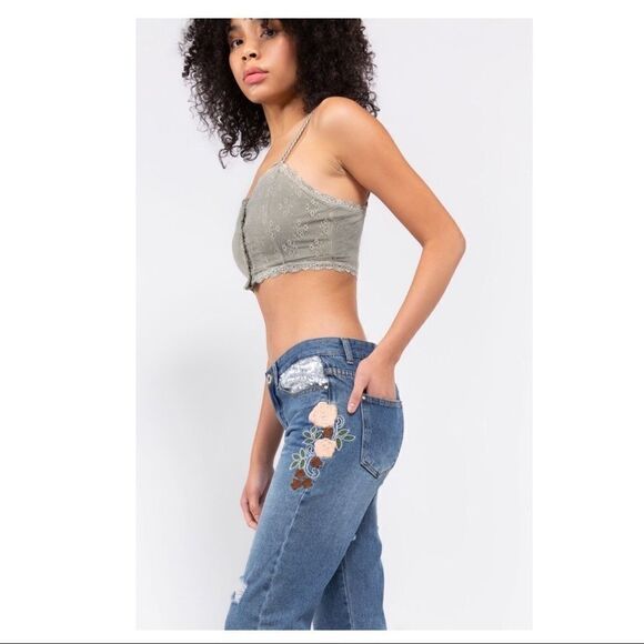 boyfriend Fit Distressed Jeans w Floral Embroidery - Picture 4 of 15
